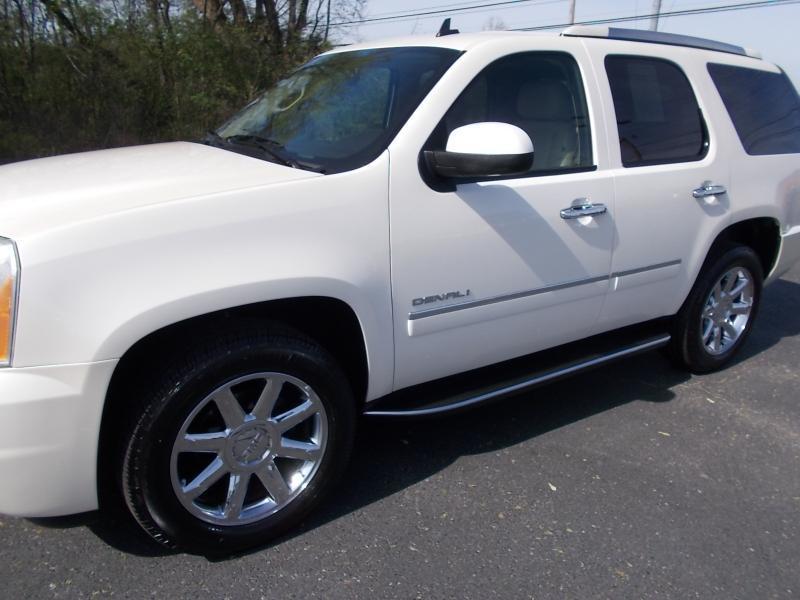 GMC Yukon AWD 4dr 1500 Denali 2010