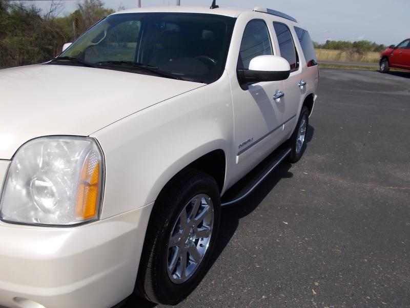 GMC Yukon AWD 4dr 1500 Denali 2010