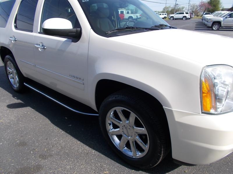 GMC Yukon AWD 4dr 1500 Denali 2010