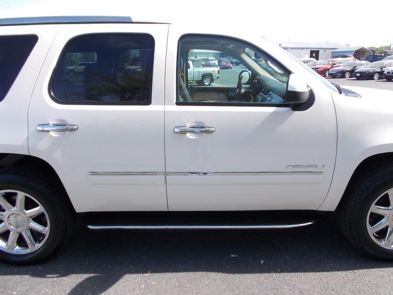 GMC Yukon AWD 4dr 1500 Denali 2010