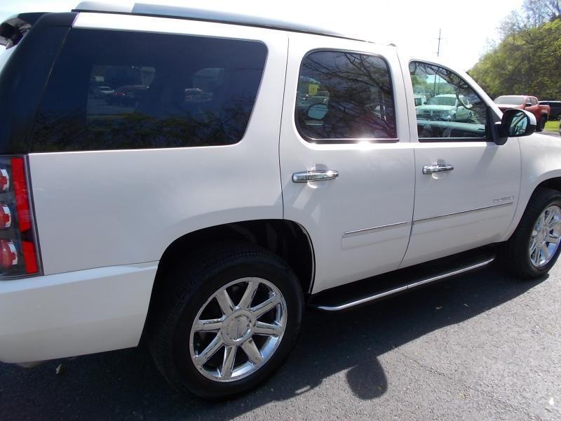 GMC Yukon AWD 4dr 1500 Denali 2010