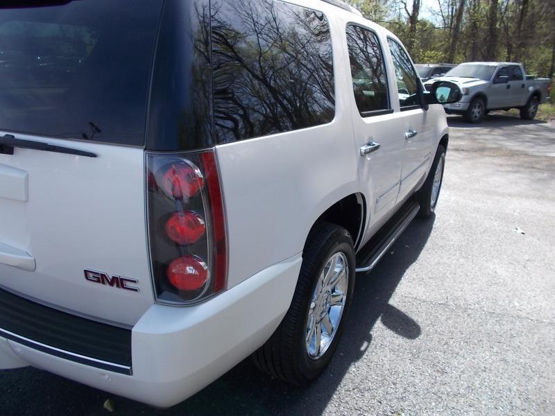 GMC Yukon AWD 4dr 1500 Denali 2010