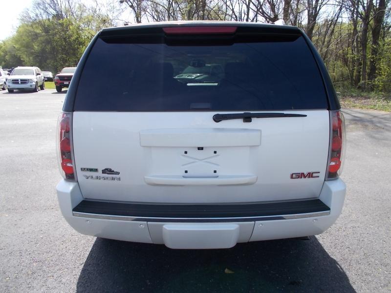 GMC Yukon AWD 4dr 1500 Denali 2010