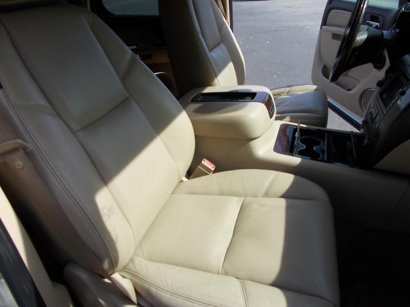 GMC Yukon AWD 4dr 1500 Denali 2010