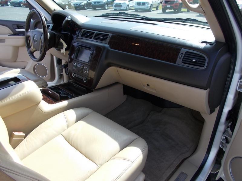 GMC Yukon AWD 4dr 1500 Denali 2010