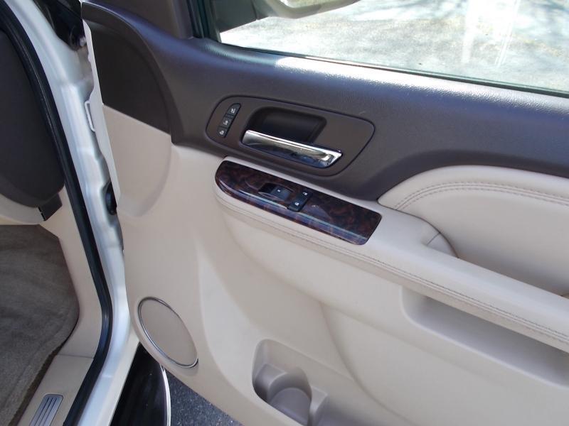 GMC Yukon AWD 4dr 1500 Denali 2010