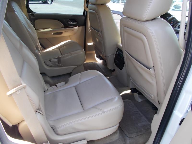 GMC Yukon AWD 4dr 1500 Denali 2010