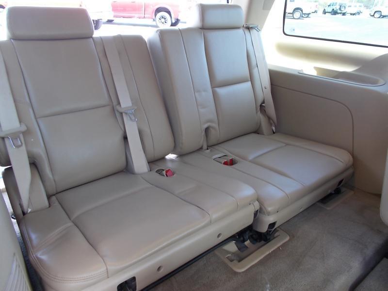 GMC Yukon AWD 4dr 1500 Denali 2010