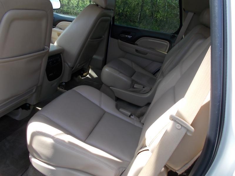 GMC Yukon AWD 4dr 1500 Denali 2010