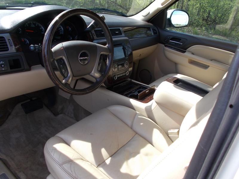 GMC Yukon AWD 4dr 1500 Denali 2010