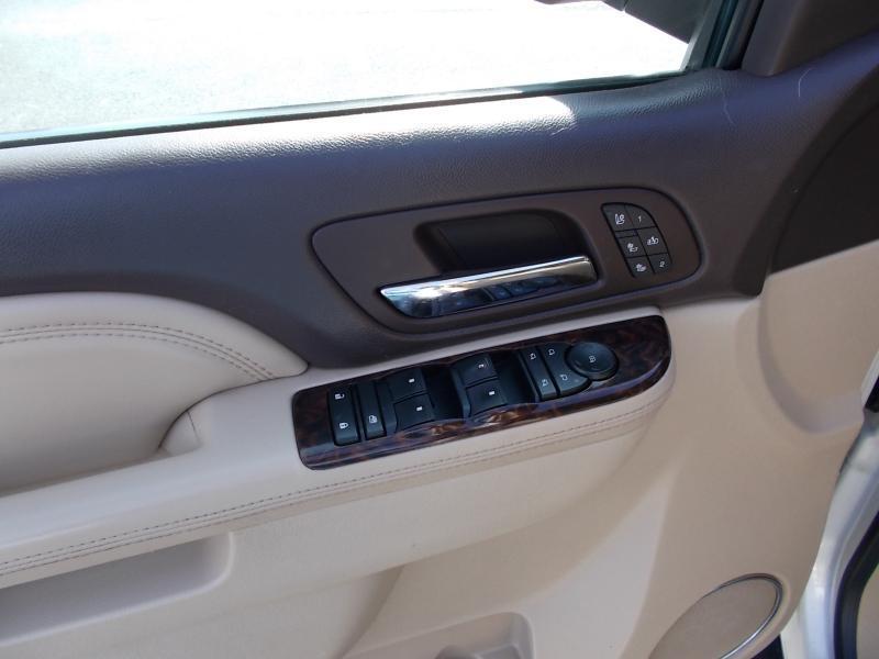 GMC Yukon AWD 4dr 1500 Denali 2010