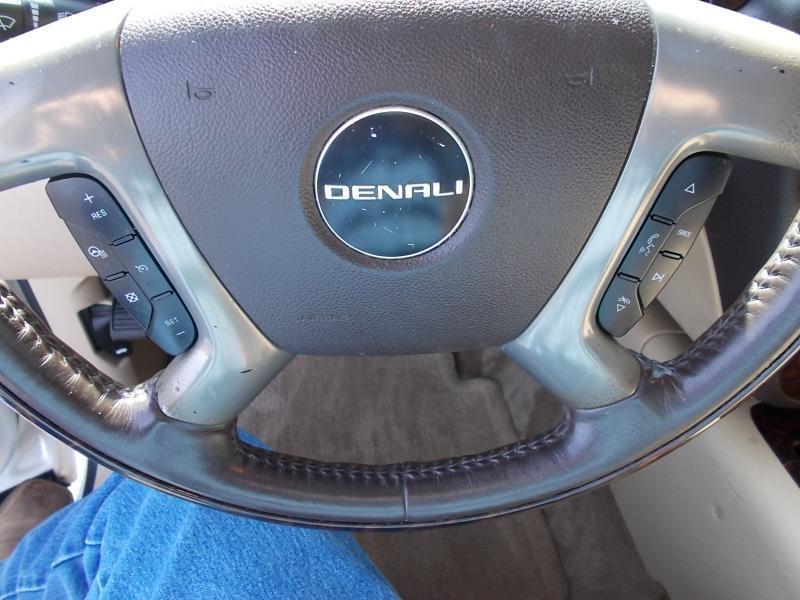 GMC Yukon AWD 4dr 1500 Denali 2010