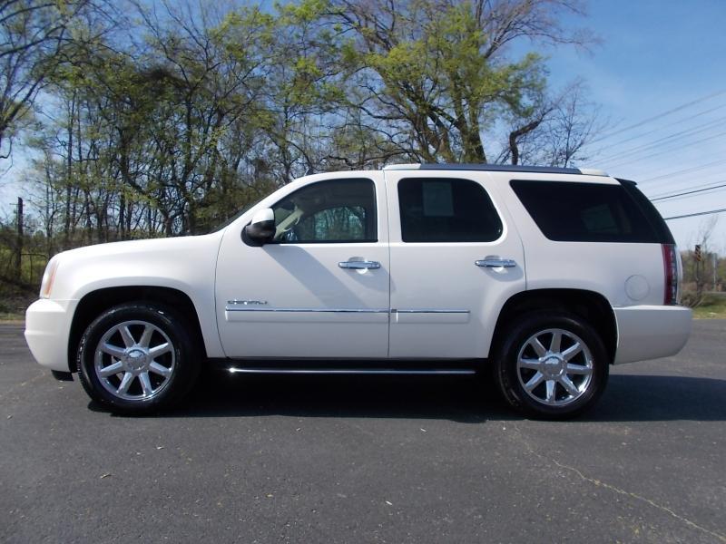 GMC Yukon AWD 4dr 1500 Denali 2010