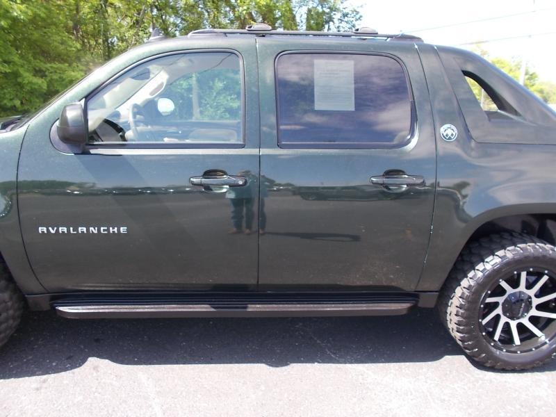 Chevrolet Avalanche 4WD Crew Cab LS 2013