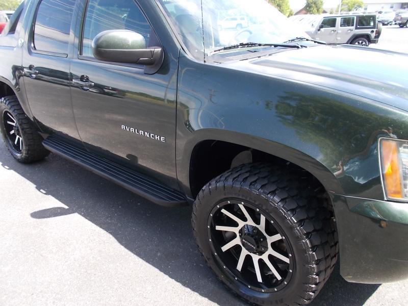 Chevrolet Avalanche 4WD Crew Cab LS 2013