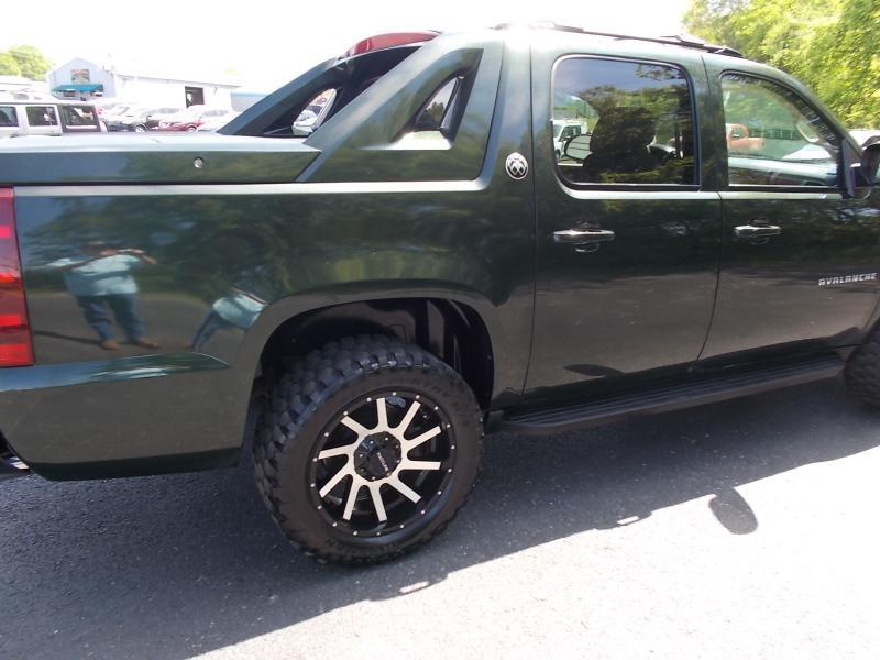 Chevrolet Avalanche 4WD Crew Cab LS 2013