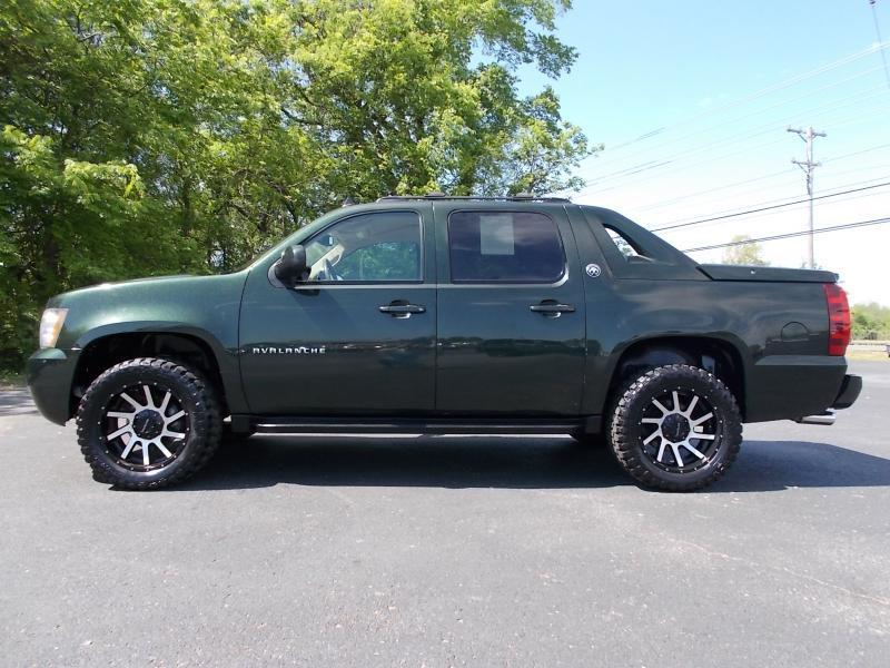 Chevrolet Avalanche 4WD Crew Cab LS 2013