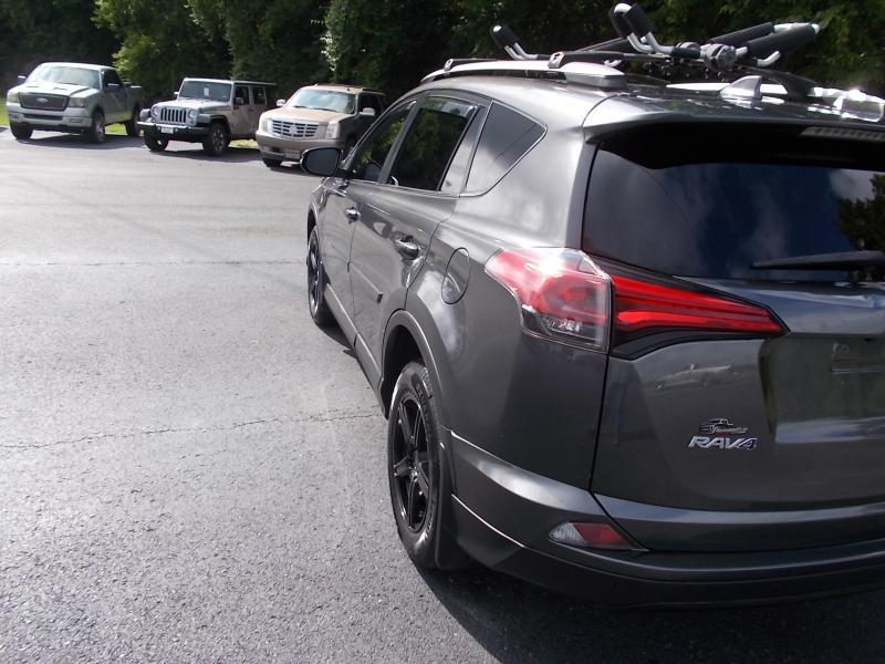 Toyota RAV4 XLE AWD (Natl) 2017