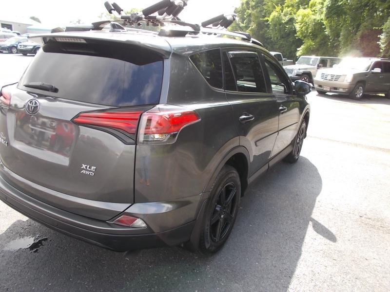 Toyota RAV4 XLE AWD (Natl) 2017