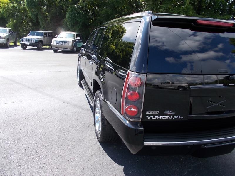 GMC Yukon XL AWD 4dr 1500 Denali 2012