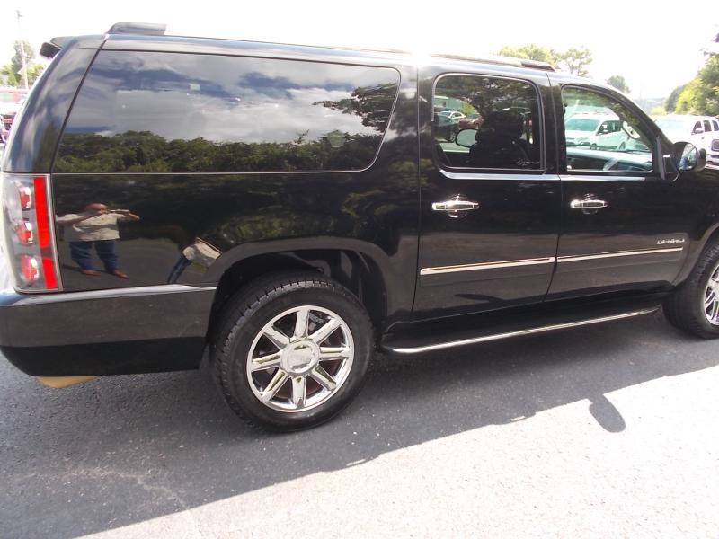 GMC Yukon XL AWD 4dr 1500 Denali 2012