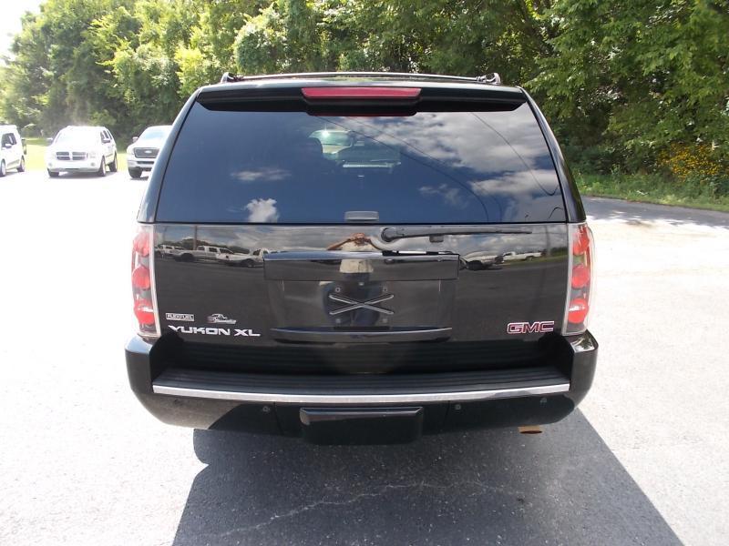 GMC Yukon XL AWD 4dr 1500 Denali 2012
