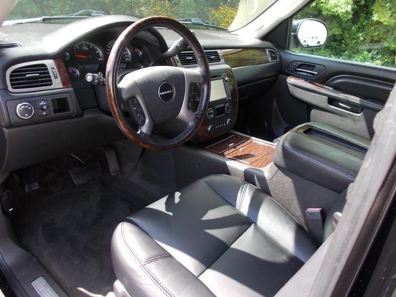 GMC Yukon XL AWD 4dr 1500 Denali 2012