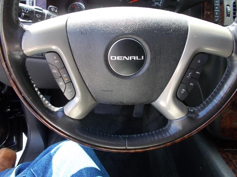 GMC Yukon XL AWD 4dr 1500 Denali 2012