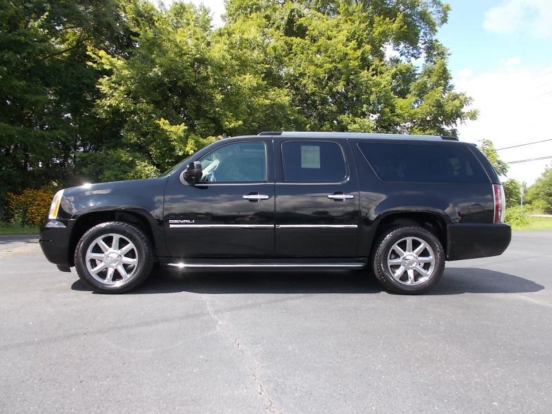 GMC Yukon XL AWD 4dr 1500 Denali 2012