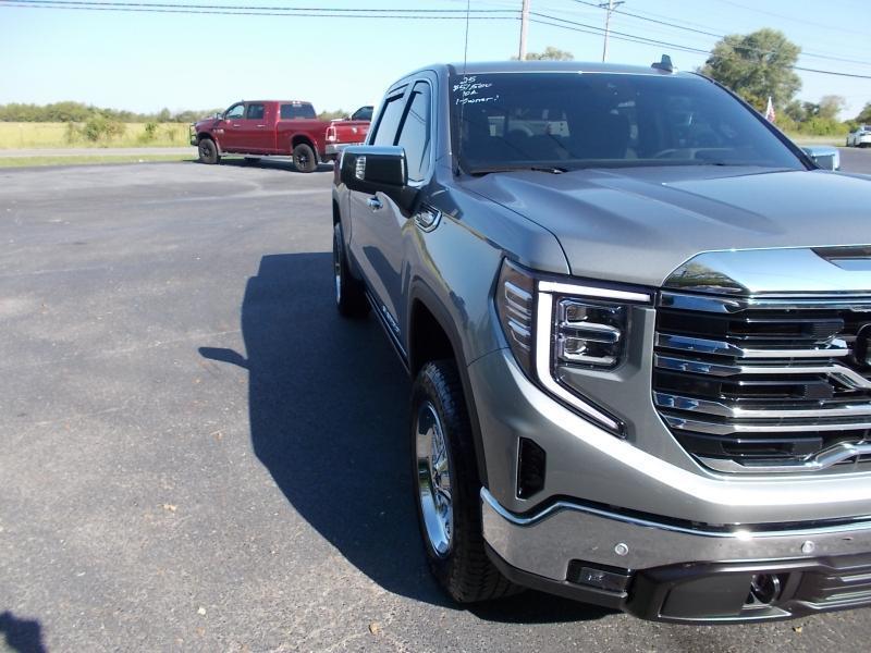 GMC Sierra 1500 4WD Crew Cab 147" SLT 2025
