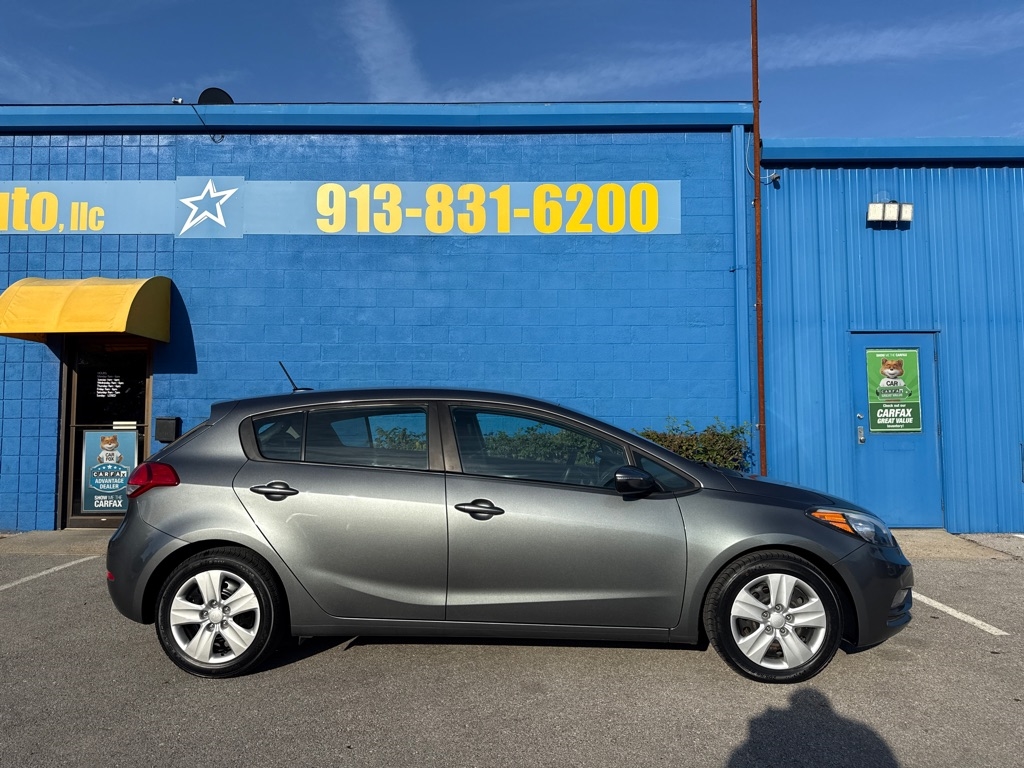 2016 Kia Forte 5-Door LX photo 2
