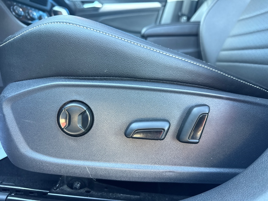 Volkswagen Jetta SE 4D Sedan at 2024