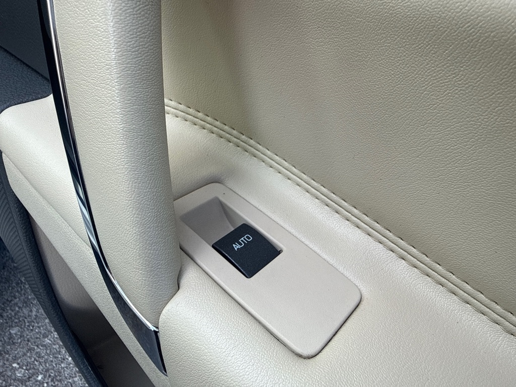 Lincoln MKZ 4dr Sdn Hybrid FWD 2012