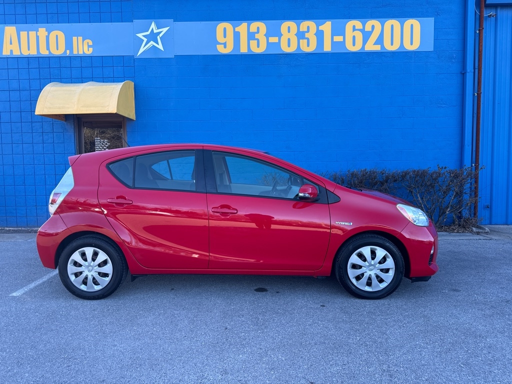Toyota Prius c 4D Hatchback 2012