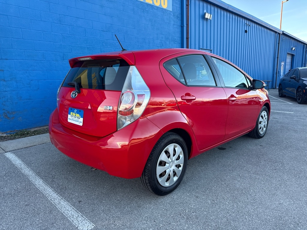 Toyota Prius c 4D Hatchback 2012