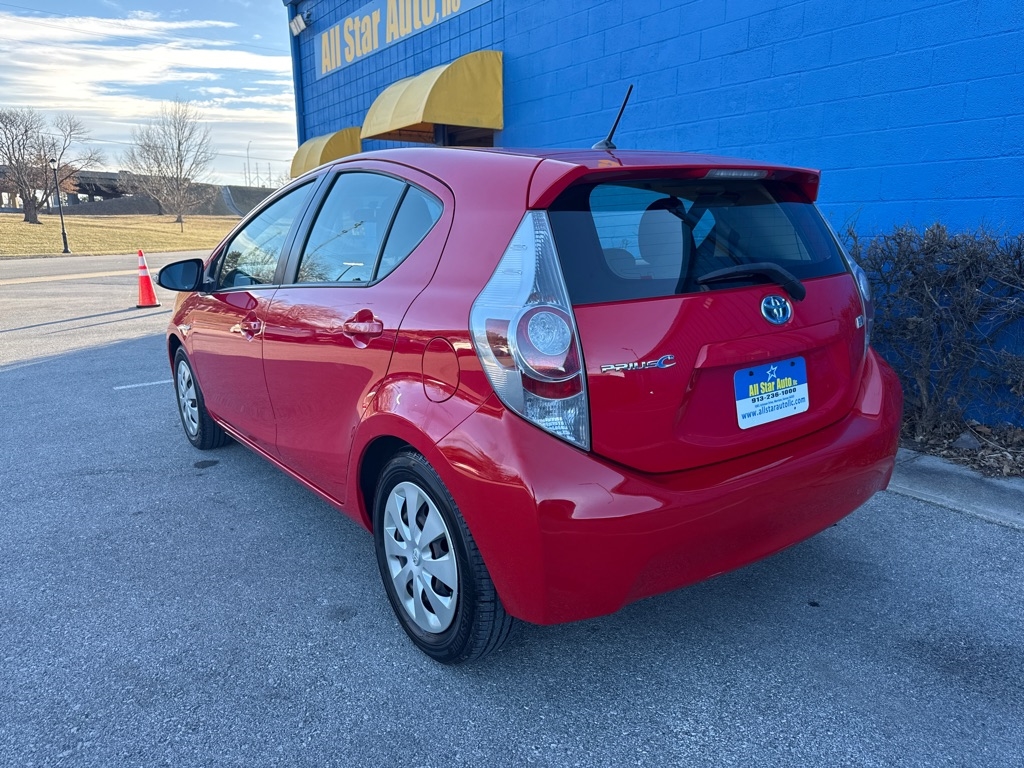 Toyota Prius c 4D Hatchback 2012