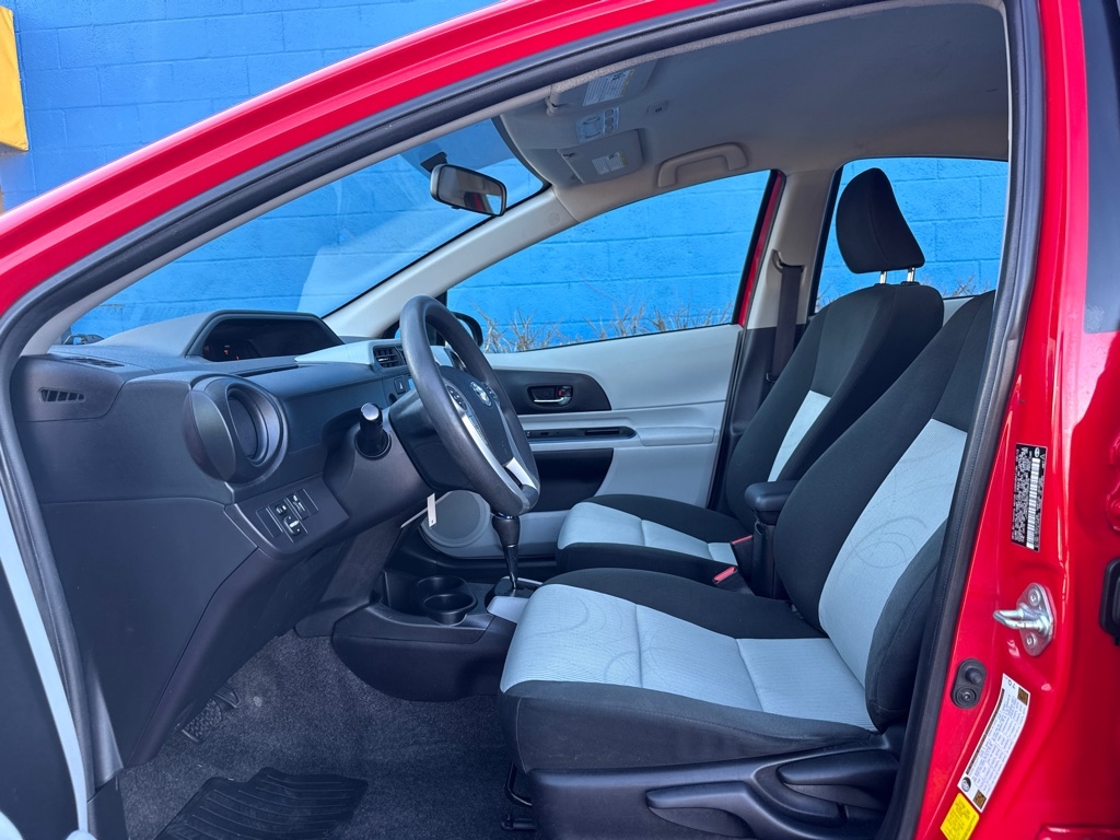 Toyota Prius c 4D Hatchback 2012