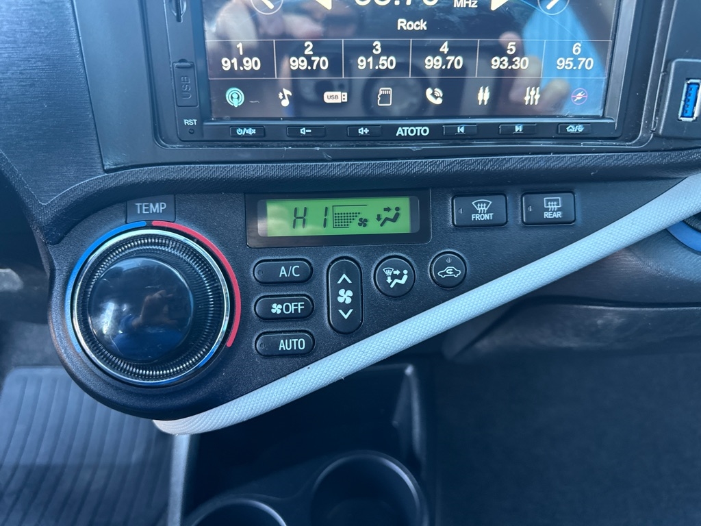 Toyota Prius c 4D Hatchback 2012