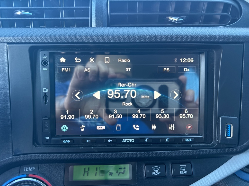 Toyota Prius c 4D Hatchback 2012