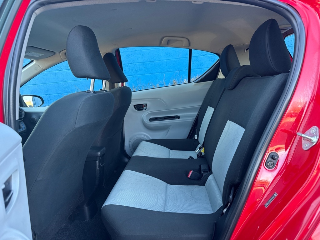 Toyota Prius c 4D Hatchback 2012