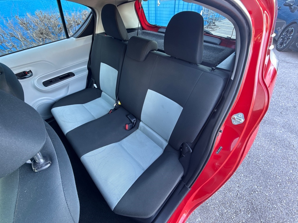 Toyota Prius c 4D Hatchback 2012