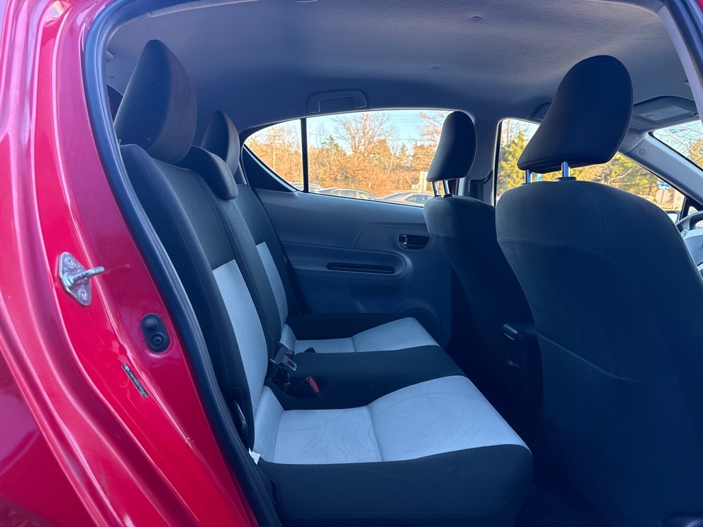 Toyota Prius c 4D Hatchback 2012