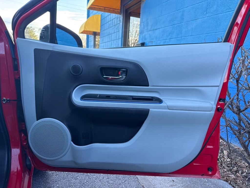 Toyota Prius c 4D Hatchback 2012