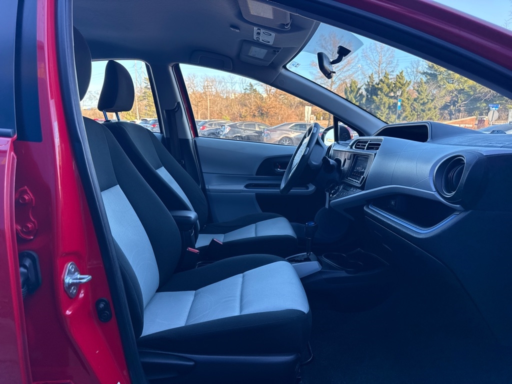 Toyota Prius c 4D Hatchback 2012