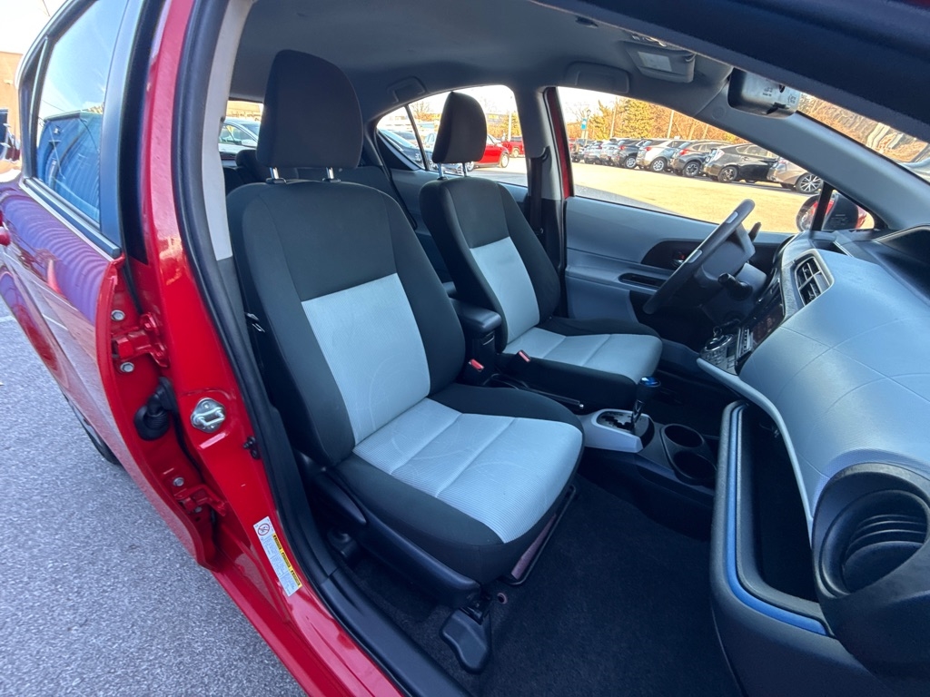 Toyota Prius c 4D Hatchback 2012