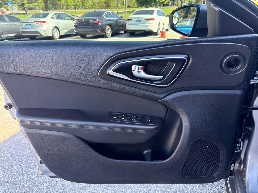 Chrysler 200 4dr Sdn Limited FWD 2016