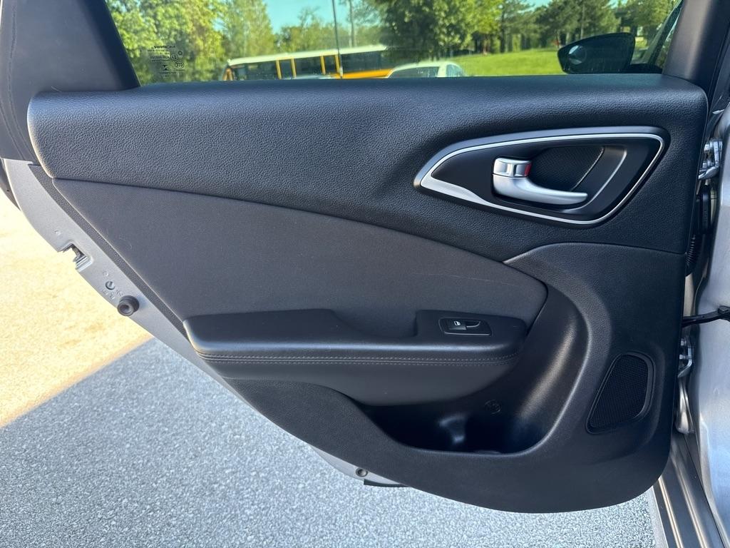 Chrysler 200 4dr Sdn Limited FWD 2016