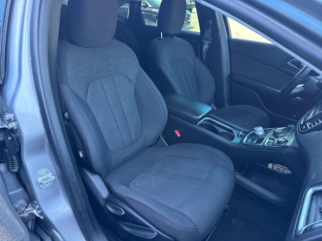 Chrysler 200 4dr Sdn Limited FWD 2016