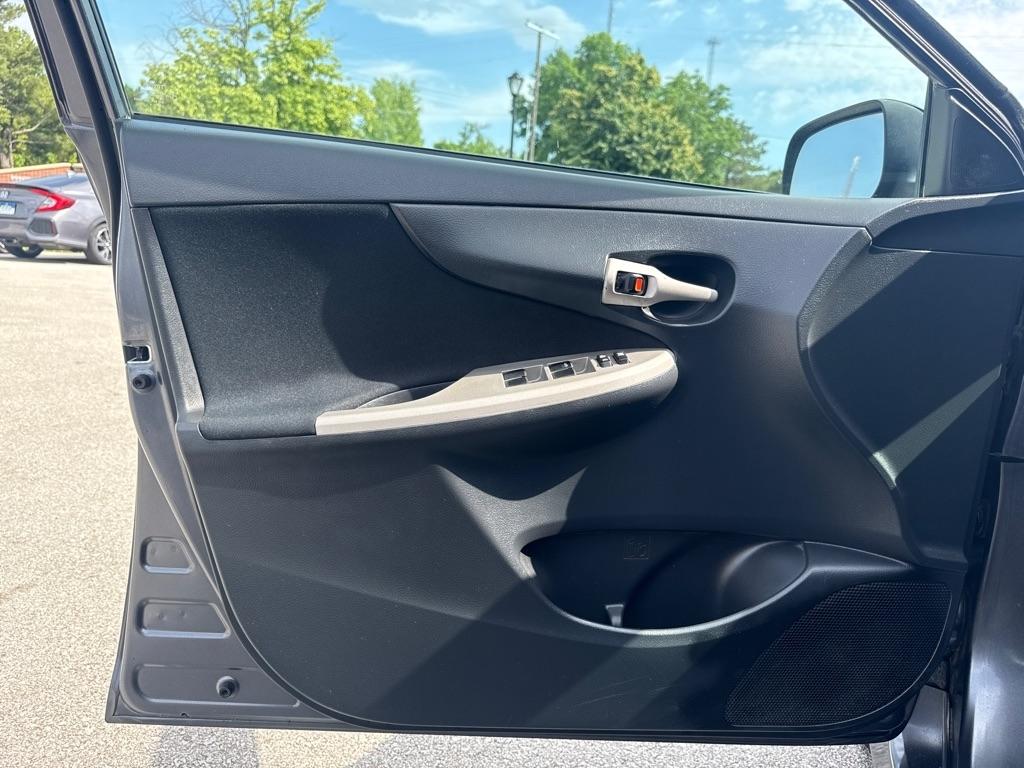 Toyota Corolla S 5-Speed MT 2013