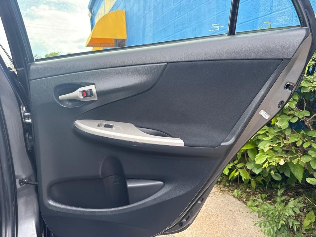 Toyota Corolla S 5-Speed MT 2013